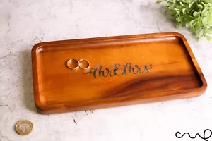 Handgefertigtes Holztablett graviert Mr & Mrs rechteckig braun Zuhause Hochzeitsgeschenk - Bild 1 von 7