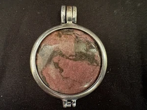 PENDANT: BEAUTIFUL RHODONITE CRYSTAL CIRCLE STONE SET IN SILVER COLOURED METAL - Picture 1 of 9
