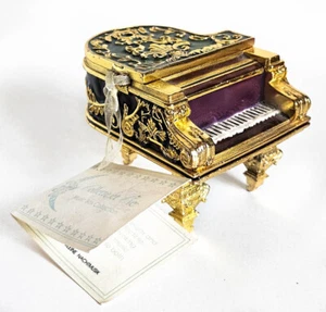 "Caja de música esmaltada en tono dorado de metal para piano de cola Collette et Cie 3"" X 3 3/4" - Imagen 1 de 8