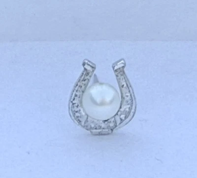 Prendedor de herradura vintage de plata esterlina con perlas grabado en diamante Foto 1 de 4
