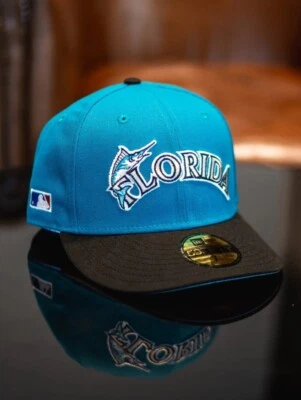 Gorra ajustada 59FIFTY de los Florida Marlins New Era en el campo - verde azulado 7 3/8 Sneakertown Foto 1 de 4