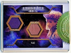 Rittenhouse Stargate SG-1 Temporada 9 Kali Estuche Doble Disfraz Topper Reliquia #C14 - Imagen 1 de 2