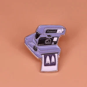 Beetlejuice Polaroid sin pies fantasmas fantasma 1,1" insignia pin esmalte de solapa @ NUEVO - Imagen 1 de 2