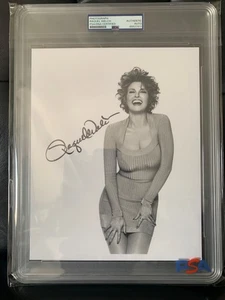 RAQUEL WELCH HAND SIGNED 8x10 PHOTO GORGEOUS+SEXY POSE PSA SLABBED - Picture 1 of 4