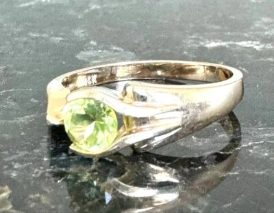 14K YELLOW GOLD AND PERIDOT RING SIZE 7 - Image 1 of 4