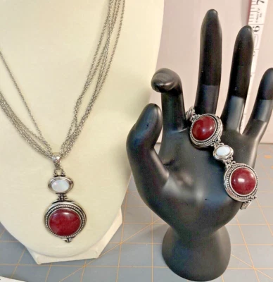 Juego de collar y pulsera Lia Sophia piedra roja y nácar tono plata Foto 1 de 4