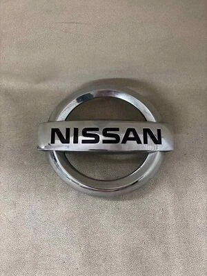 Emblema de grade 2012 Nissan Rogue cromado fabricante de equipamento original 628891JA0A - Imagem 1 de 4