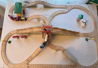 Thomas Friends Tren Ferroviario Madera JUEGO TÚNEL MONTAÑA con CARGADOR DE BARRIL Completo Foto 1 de 4