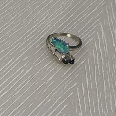 Hermoso anillo de serpiente con ópalo y piedras negras Foto 1 de 4