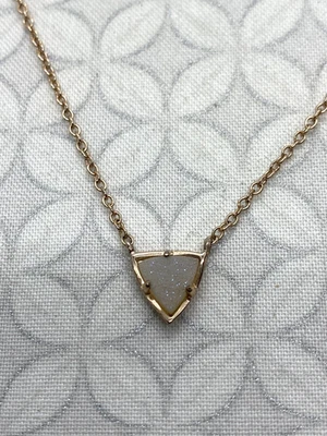 Colar pingente Kendra Scott Perry tom ouro rosa triângulo druso iridescente - Imagem 1 de 4