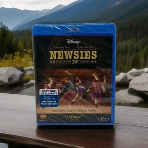 Newsies: 20th Anniversary Edition (Blu-ray, 2012) NEW Christian Bale musical - Foto 1 di 6
