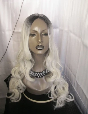 Peruca longa loira pálida com raízes pretas ondas macias com camadas e seguro para o calor Nova - Imagem 1 de 4