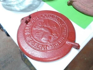 VINTAGE JOHN DEERE & MANSUR CORN PLANTER LID CAST IRON FARM HOUSE SIGN PRIMITIVE - Picture 1 of 3
