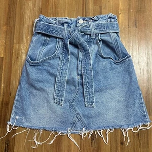 Falda de mezclilla azul Free People We the Free con botones mosca dobladillo crudo lavado ligero cinturón 26 - Imagen 1 de 11