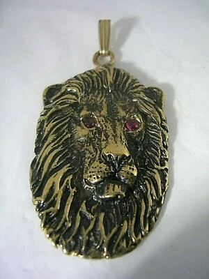 DIJE COLGANTE LEÓN EN LATÓN TONO ORO AMARILLO CON OJOS DE RUBÍ Y NEGRO ANTIGUO Foto 1 de 4
