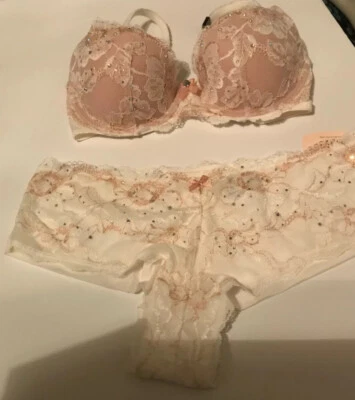 NUEVO CON ETIQUETAS Victoria's Secret BBV 32D,L Conjunto Demi Sujetador Forrado con Estrás de Encaje Edición Limitada  Foto 1 de 4