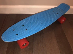 "Skateboard retro vintage 22"" estilo crucero cubierta azul ruedas rojas decoración" - Imagen 1 de 11