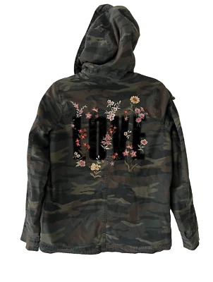 Chaqueta utilitaria American Eagle para mujer pequeña con capucha estilo militar camuflaje Foto 1 de 4