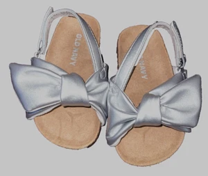 Baby girls silver Old Navy sandals size 6-12 months - Picture 1 of 1