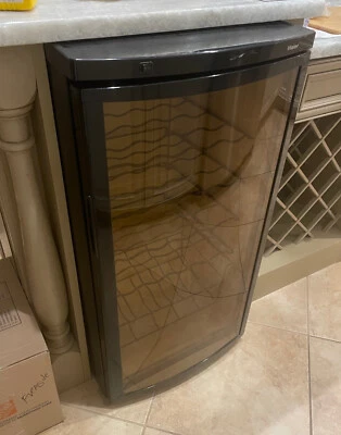 Enfriador de vino Black Haier usado HVFM30ABB 30 botellas $299 nuevo Foto 1 de 3