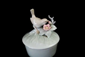 Pájaro de porcelana en una rama caja cubierta George-GOOD - Imagen 1 de 10