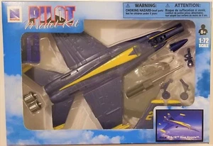 New Ray - 1:72 Scale Pilot Model Kit F/A-18 Blue Angels (BBNR21317FA18) - Picture 1 of 2