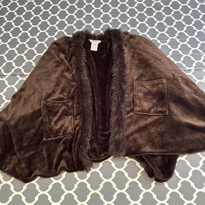 Mantón Highgate Manor suave de felpa sintética de piel envolvente de ángel HSN $79 (marrón) Foto 1 de 4