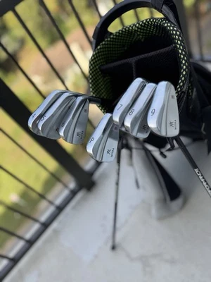 Hierros Miura KM700 — 4-PW — N.S.Pro 950 GH NEO — Empuñaduras Tour Velvet Golf Pride Foto 1 de 4