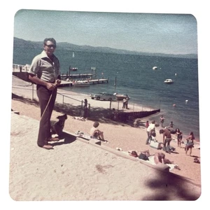 De colección Años 70 Lakeside Beach Scene Perro Muelle Estación Vagón Verano Instantánea Foto a Color - Imagen 1 de 2