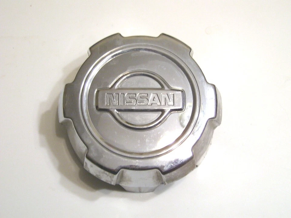 Tapa central Nissan Pathfinder 1999-2001 cromada P/N 40315-2W320 Foto 1 de 1