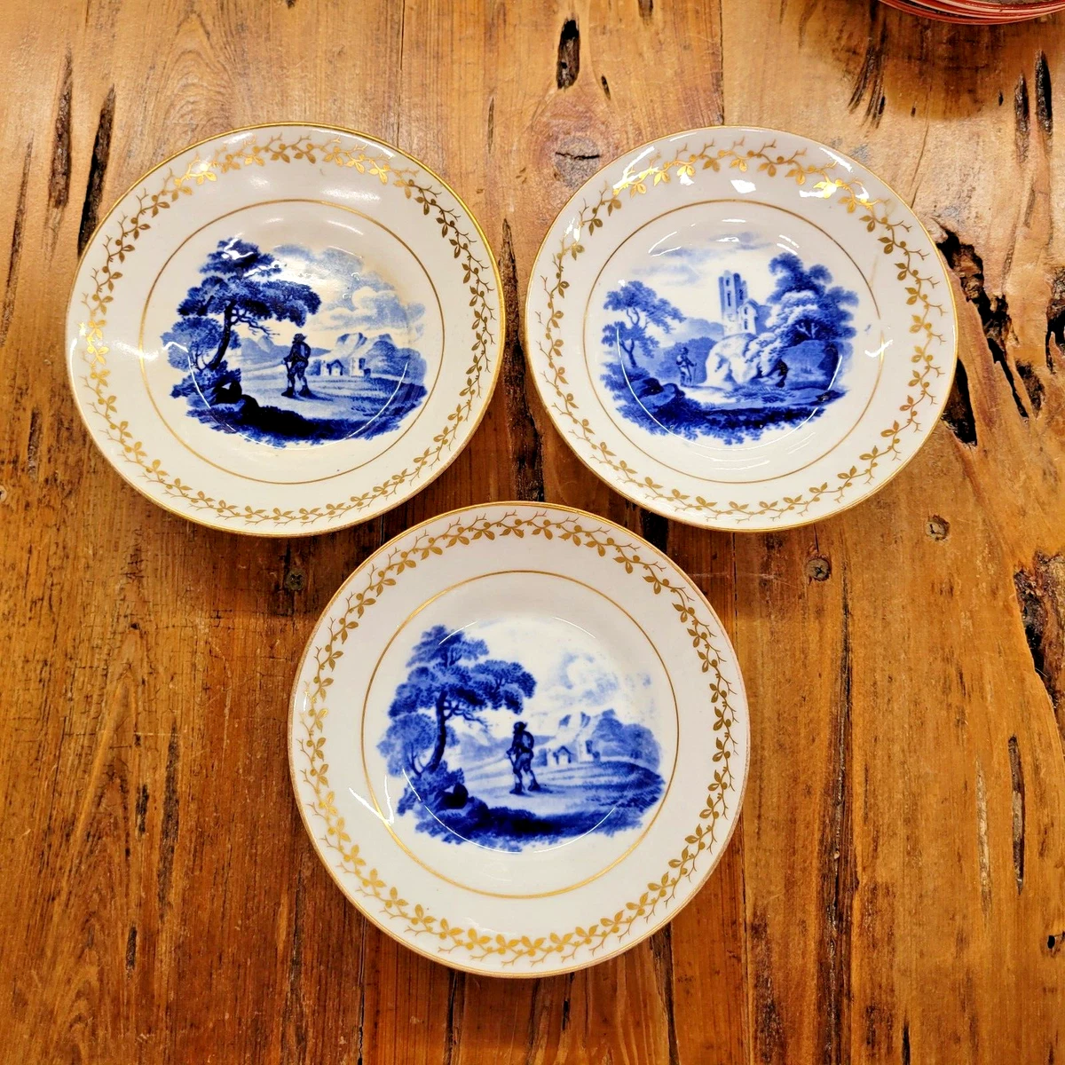 Patatas Fritas Con Salsa En Un Cuenco Redondo De Madera Sobre Un Fondo, image size:1200x1200