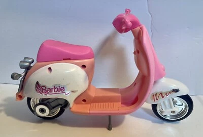 Barbie (Vespa Scooter) Rosa/Blanco/Naranja Mattel Foto 1 de 3