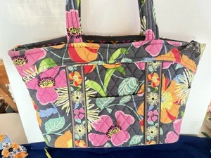 Vera Bradley Schultertasche Jazzy Blooms Muster im Ruhestand Medium gebraucht, in einwandfreiem Zustand - Bild 1 von 7