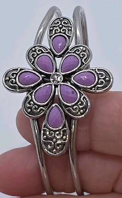 Brazalete con bisagras púrpura Paparazzi Go With The Florals 7 pulgadas Foto 1 de 4