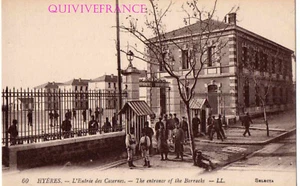 CP3220 - Postcard 83 Hyeres Between The Barracks - Picture 1 of 2
