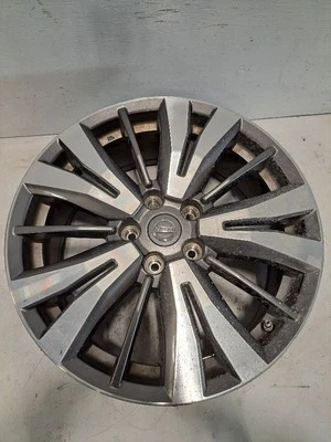 Llanta Nissan Pathfinder 2017-2020 18x7-1/2 aleación mecanizada pintada radios en V Foto 1 de 4