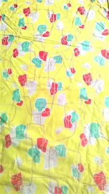 TISSU DESIGN 1950 VINTAGE A MOTIFS ABSTRAITS blanc,rouge vert sur fond jaune  - Photo 1/4