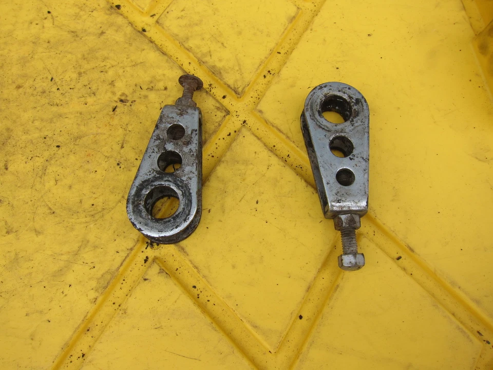 Suzuki GN400T 1980 OEM BASCULANTE TENSOR DE CADENA SOPORTES DE AJUSTE  Foto 1 de 4