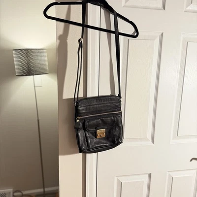 Bolso Bandolera Emma Fox New York Negro Cuero Guijarro Dorado Herrajes Bolso Mediano Foto 1 de 4