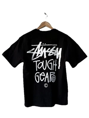 CAMISETA STÜSSY HARD GEAR Talla Pequeña Foto 1 de 3