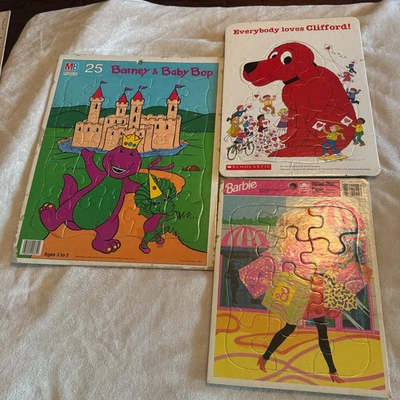 Lote de 3 Rompecabezas Bandeja Marco Cartón Años 90 Barney Clifford Barbie Foto 1 de 4