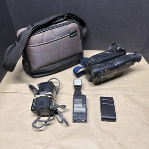 Sony CCD-TR750 Hi8 48x Digital Handy Camcorder mit Blitz, Akku, Ladegerät & Tasche - Bild 1 von 14