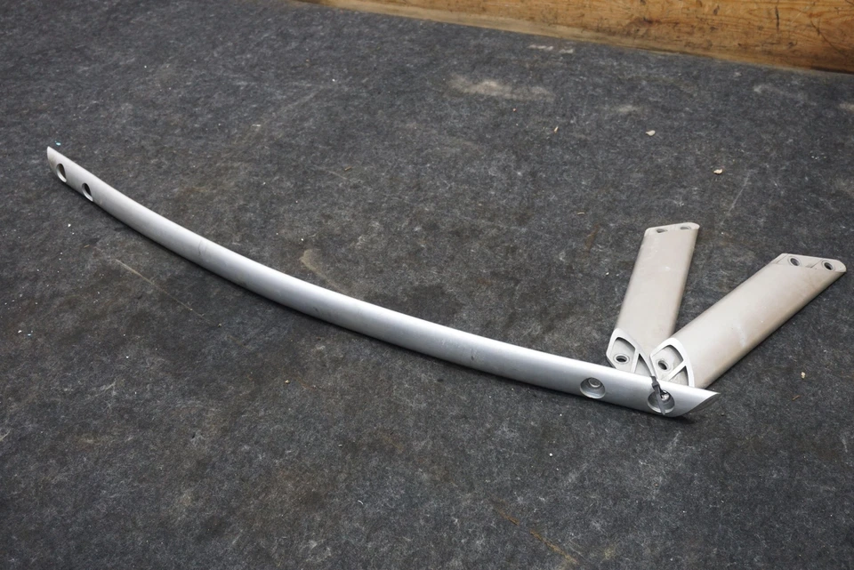 Juego de 3 barras de soporte de torre de puntal delanteras izquierda y derecha OEM Aston Martin Rapide 2011 Foto 1 de 4