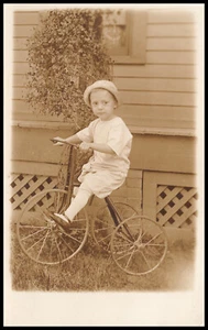 Entzückendes Kind auf antikem Dreirad, 1914, echtes Foto Postkarte, RPPC - Bild 1 von 3