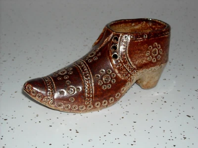 (1870 - 95) Zapato figurativo inciso de gres esmaltado con sal miniatura de 5 5/8"  Foto 1 de 4