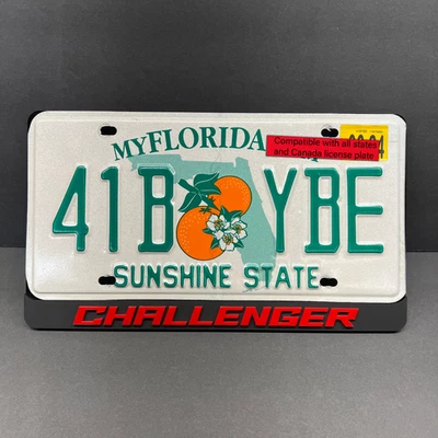 Marco de matrícula personalizado 3D rojo Challenger emblema de coche multicolor Foto 1 de 4