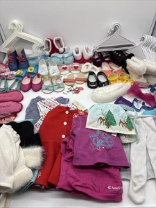 American Girl Puppe großes Konvolut Kleidung, Schuhe, Ohrringe teils Rentner, Kleiderbügel - Bild 1 von 23