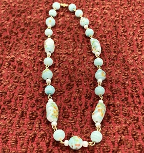 Collana moda floreale perle vetro bianca con vortice blu tono oro lunga 15 pollici - Foto 1 di 8