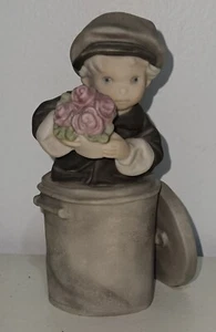 ENESCO HÜBSCH WIE EIN BILD "ICH HABE DICH GEFUNDEN" JUNGE IM MÜLLEIMER FIGUR 1997 - Bild 1 von 7