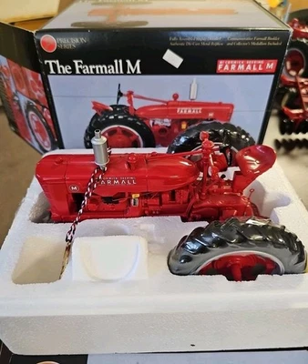 Ertl McCormick Farmall M Tractor 1/16  Precision Series #7 UNUSED OPEN BOX - Image 1 of 4